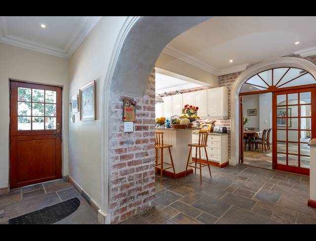 6 BEDROOM FREEHOLD TO LET IN CONSTANTIA